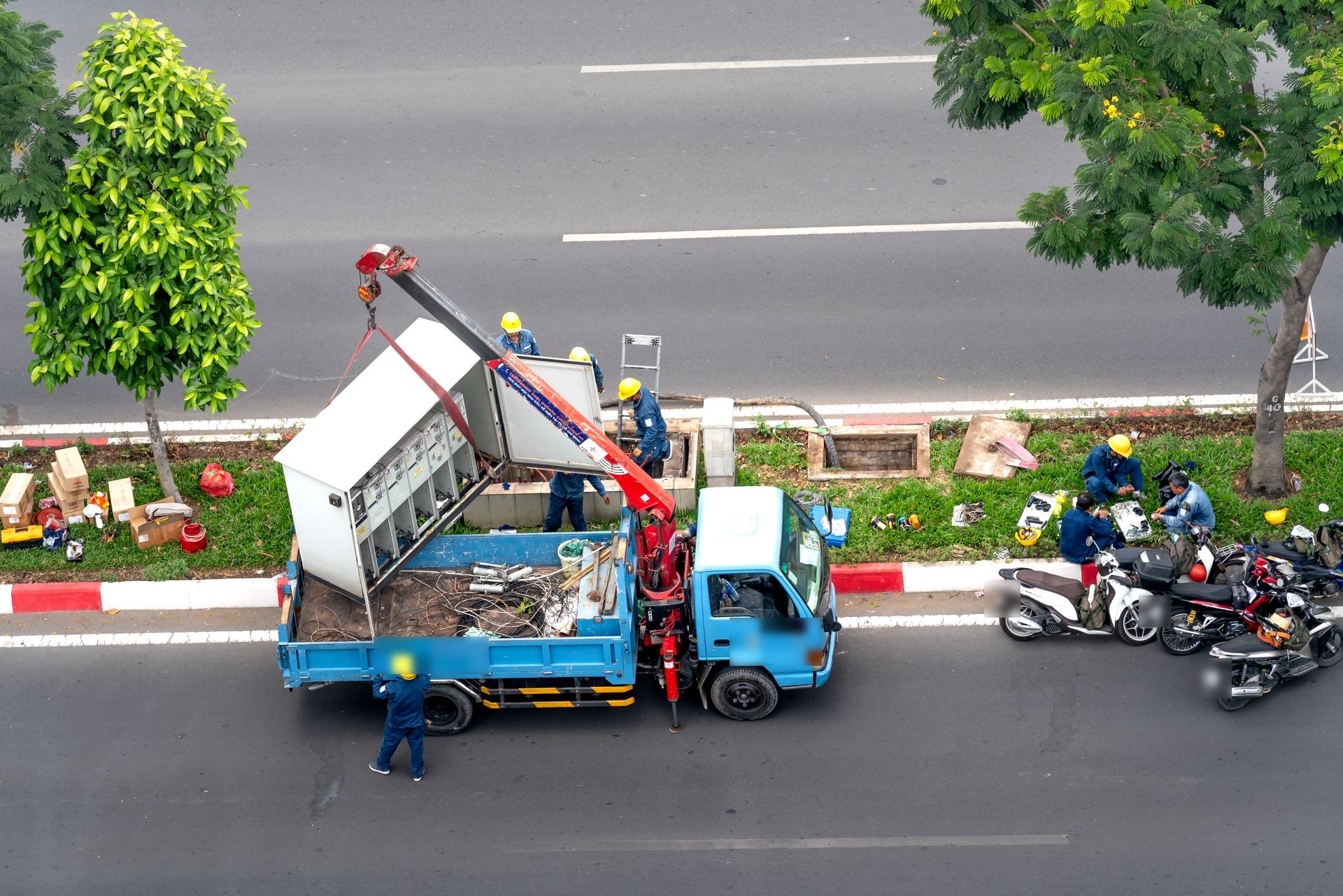 Xe tải gắn cẩu nâng thiết bị lên thùng xe